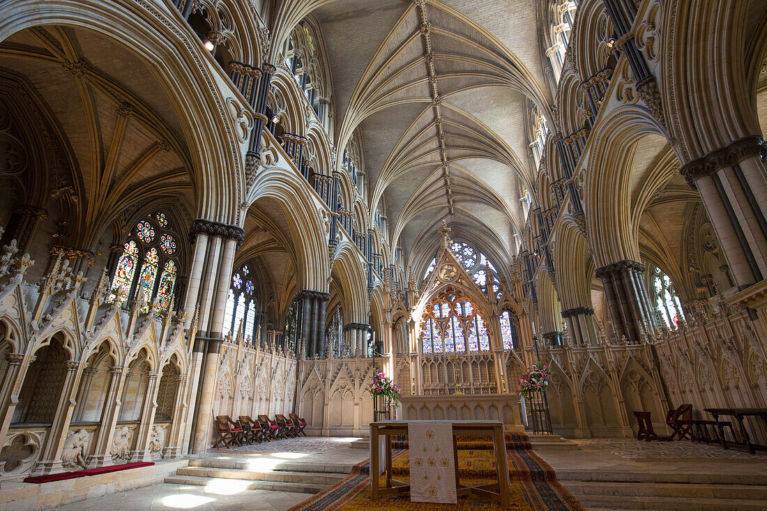 Der Engelschor aus dem 14. Jahrhundert und der Hochaltar der Kathedrale von Lincoln, Lincoln, Lincolnshire, England, Vereinigtes Königreich, Europa