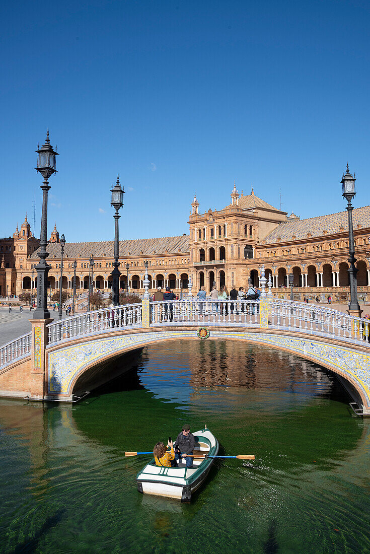 Ruderboot auf dem Kanal von Plaza de Espana, Sevilla, Andalusien, Spanien, Europa