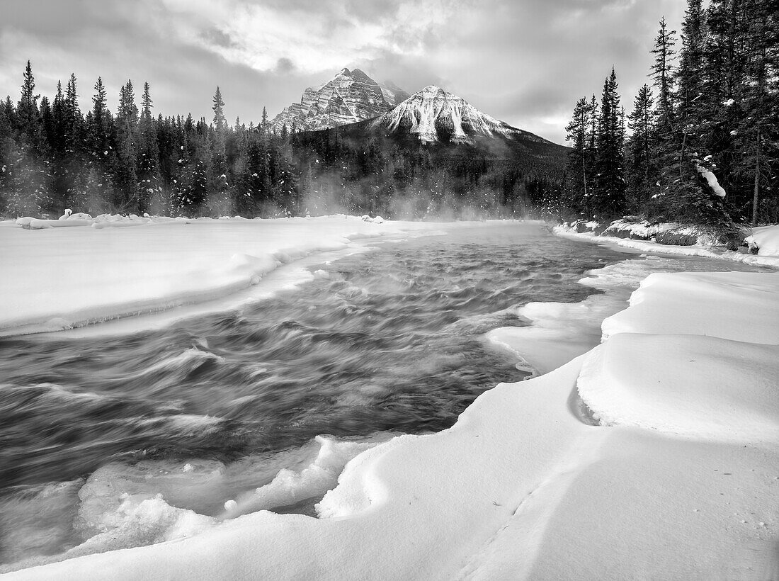 Kanada, Alberta, Banff-Nationalpark. Morgendämmerung am Bow River und Morant's Curve