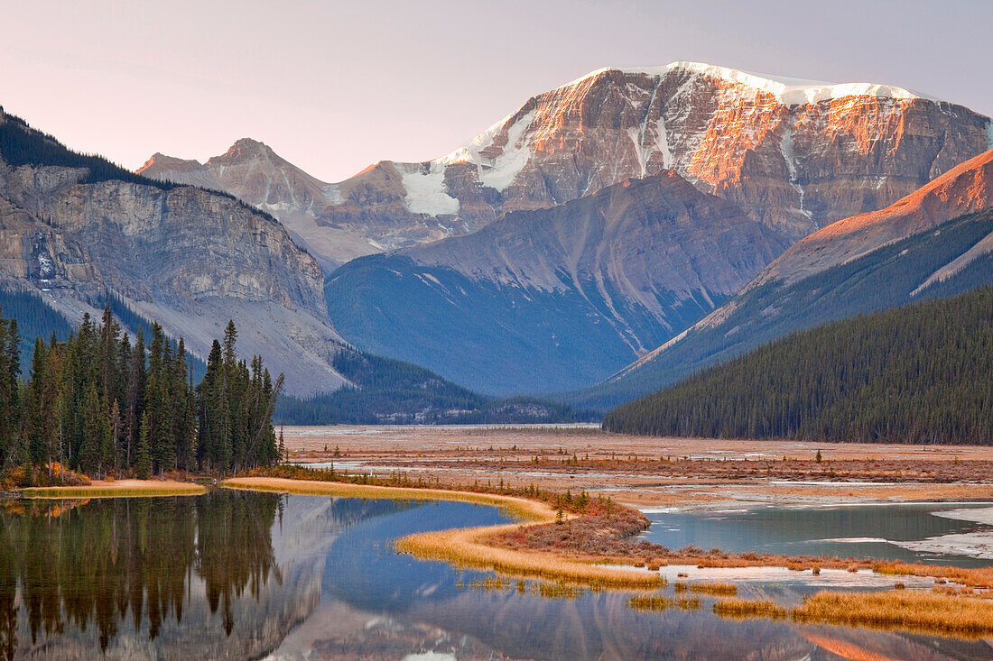 Kanada, Alberta, Jasper-Nationalpark. Landschaft des Sonnenaufgangs auf dem Mount Kitchener und dem Sunwapta River