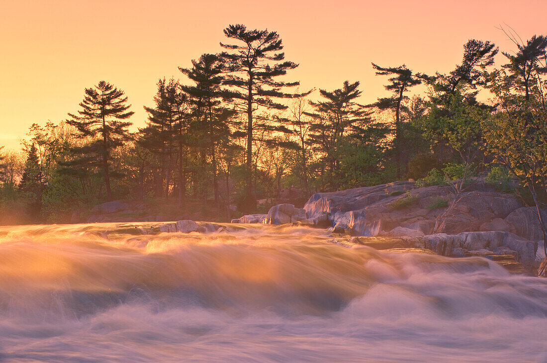 Kanada, Ontario, Burleigh. Sonnenuntergang an den Burleigh Falls