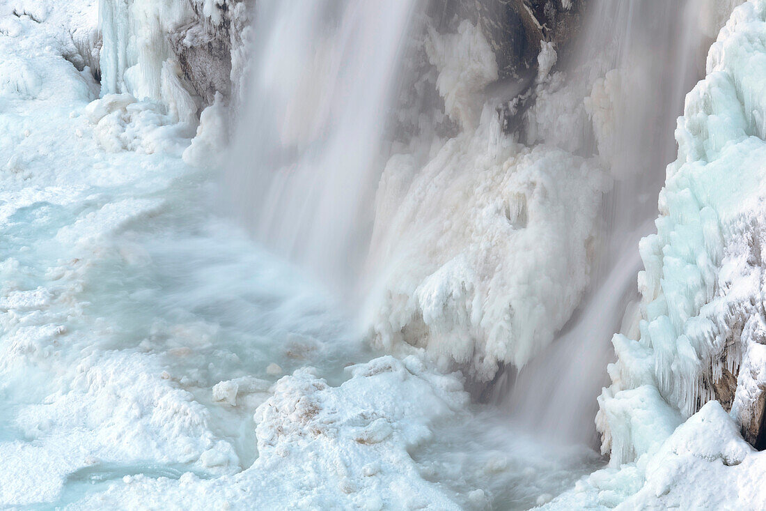 Die Krimmler Wasserfälle im Nationalpark Hohe Tauern im Winter in Eis und Schnee. Der untere fällt. Die Krimmler Wasserfälle sind eine der größten Touristenattraktionen Österreichs und der Alpen. Österreich