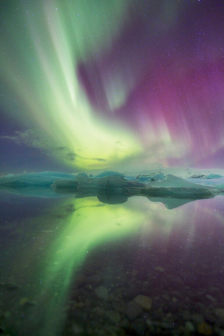 Island, Jökulsárlón. Auroralichter spiegeln sich in der Lagune wider