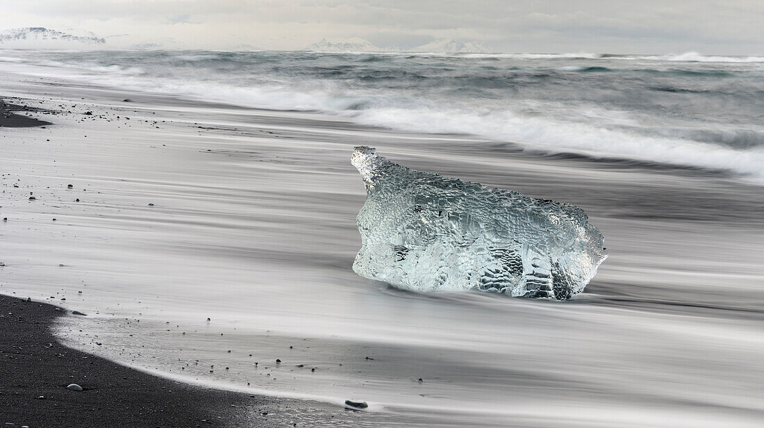 Eisberge am schwarzen Vulkanstrand. Strand des Nordatlantiks in der Nähe der Gletscherlagune Jokulsarlon und des Gletschers Breithamerkurjokull im Vatnajökull-Nationalpark.