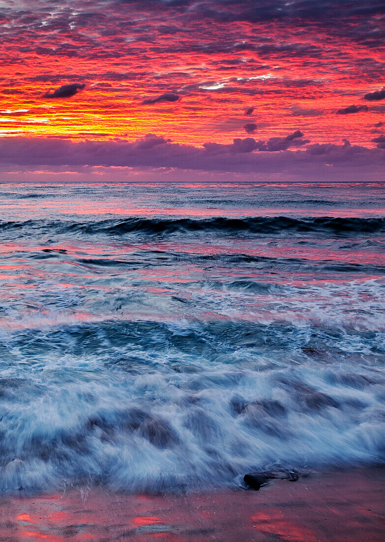 USA, Kalifornien, La Jolla, Reflexionen des Sonnenuntergangs am Strand von Windansea