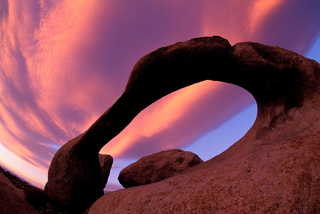 NA, USA, Kalifornien, östliche Sierra, Alabama Hills. Bogen aus Granit