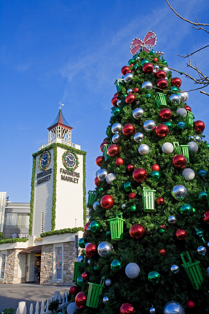 Weihnachtsbaum auf dem Bauernmarkt, Los Angeles, Kalifornien, USA.