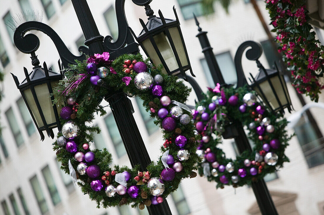 USA, Kalifornien, Los Angeles, Beverly Hills: Rodeo Drive, Weihnachtsschmuck