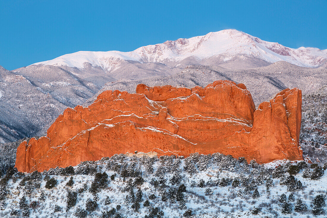 USA, Colorado, Colorado Springs. Pikes Peak and sandstone formation of Garden of the Gods