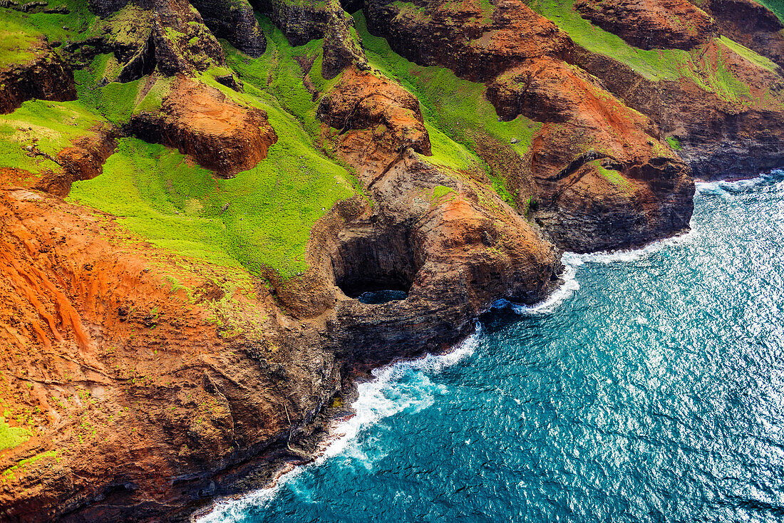 Die offene Meereshöhle Bright Eye an der Na Pali Coast, Coast Wilderness State Park, Kauai, Hawaii, USA.