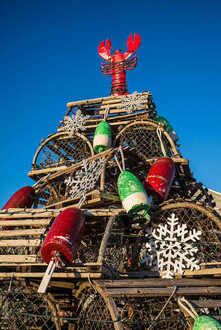 USA, Maine, York Beach. Hummerfalle Weihnachtsbaum.