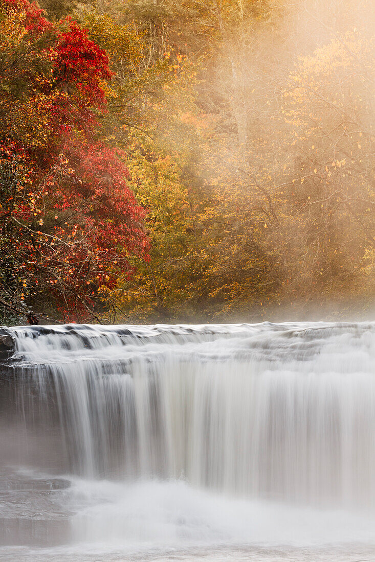 Herbstansicht der Hooker Falls am Little River, DuPont State Forest, in der Nähe von Brevard, North Carolina