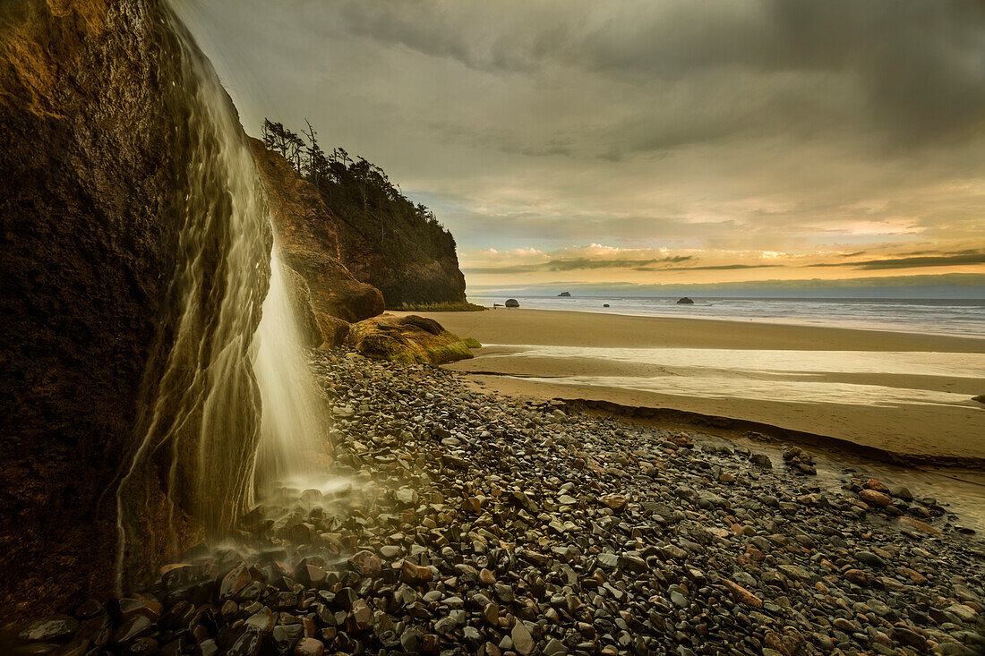 USA, Oregon, Hug Point fällt. Wasserfall fließt auf den Strand