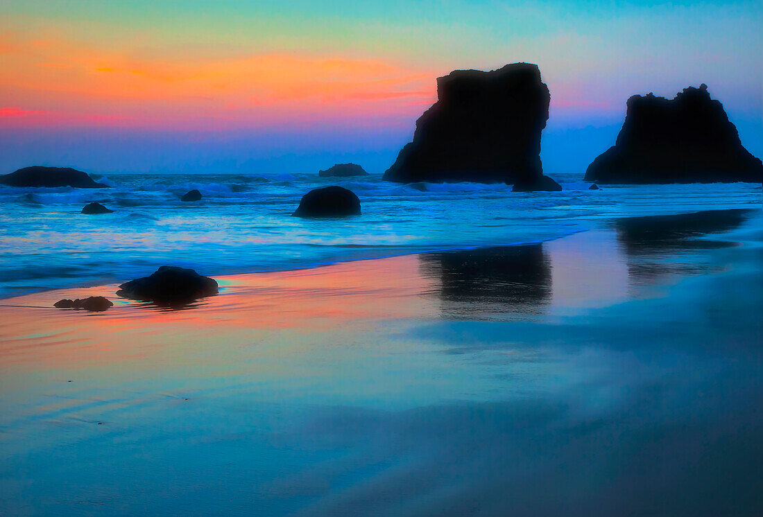USA, Oregon, Bandon. Seestapel bei Sonnenuntergang