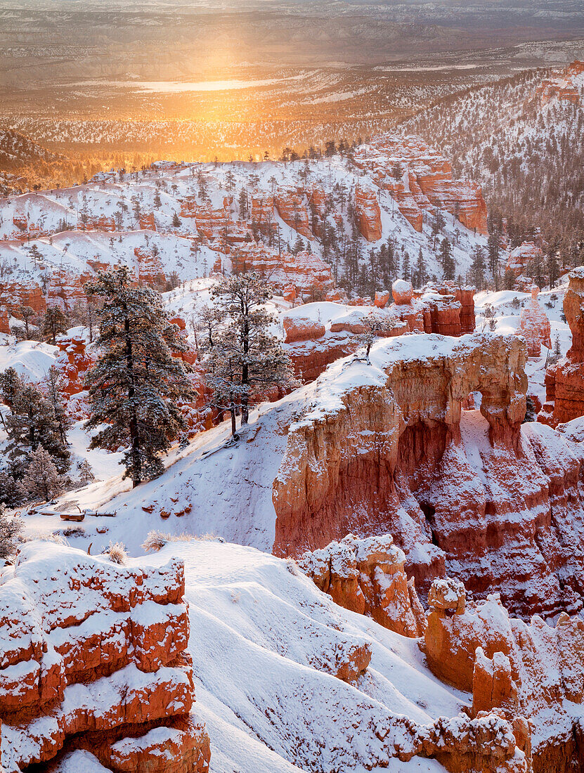 USA, Utah, Bryce Canyon National Park, Sunrise from Sunrise Point after fresh snowfall