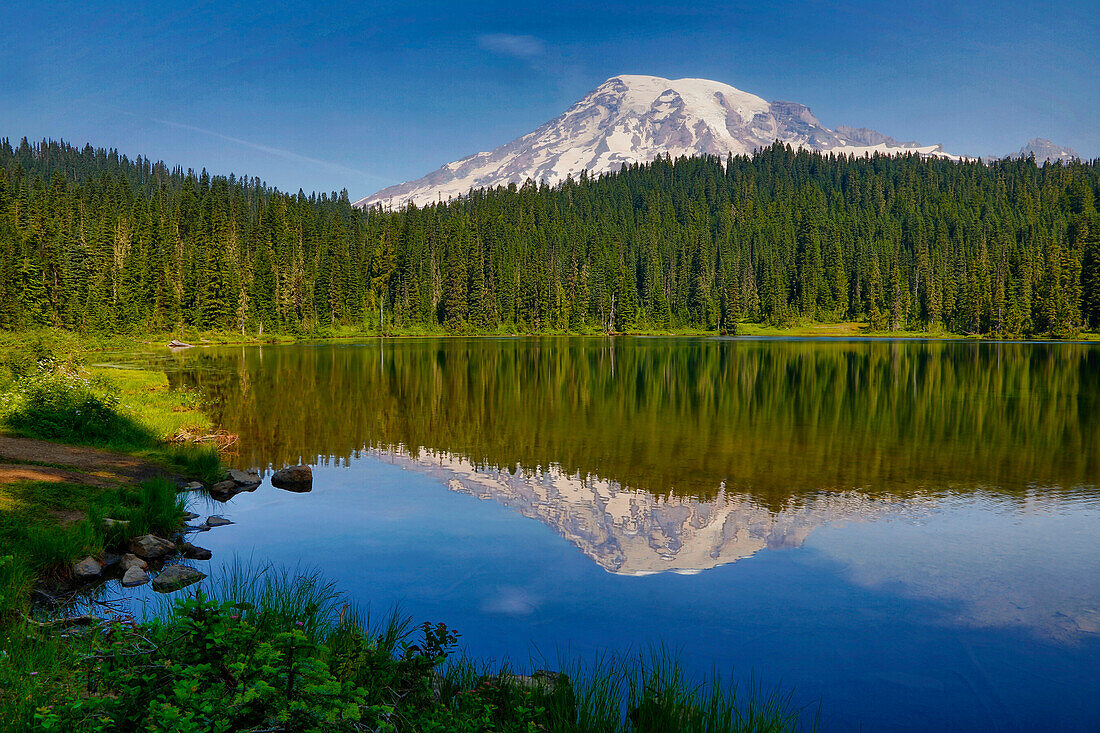 USA, Staat Washington, Mount-Rainier-Nationalpark. Mt. Rainier und Reflection Lake