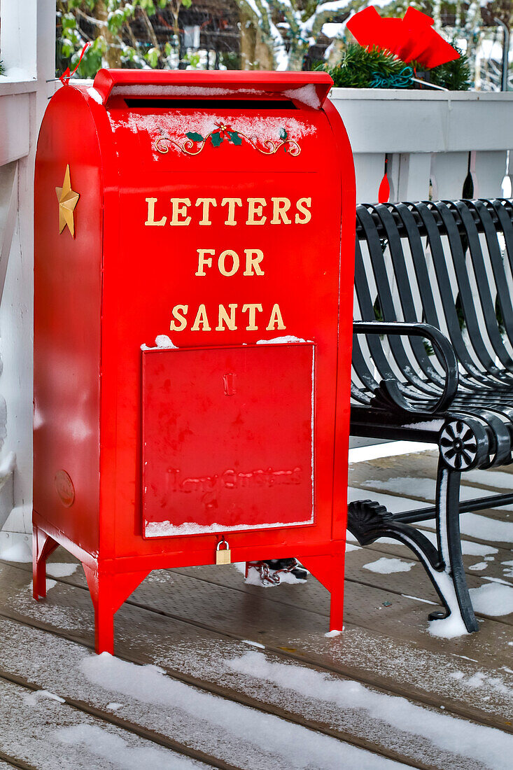 Frischer Schnee auf rotem Briefkasten für Briefe an den Weihnachtsmann, Stadt Snoqualmie