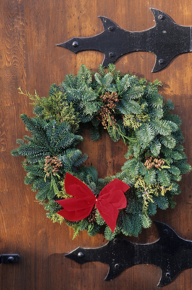 USA, Washington, Leavenworth. Weihnachtskranz auf Holztür