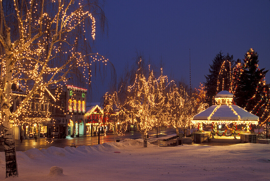 Nordamerika, USA, Washington, Leavenworth. Gazebo und Main Street mit Weihnachtsbeleuchtung