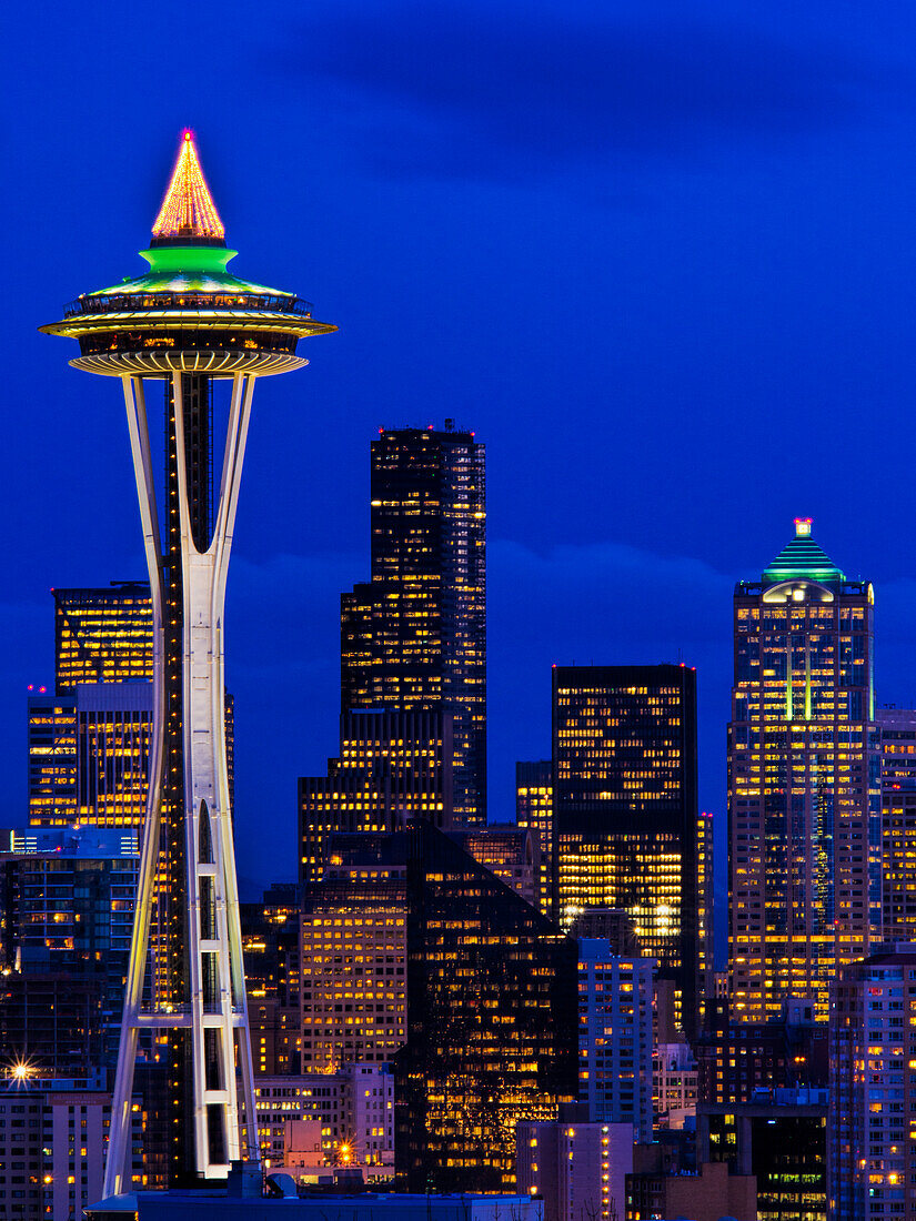 USA, Washington State, Seattle, Nachtansicht der Skyline von Seattle mit Weihnachtsbaum auf der Space Needle