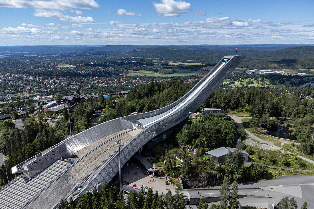 Blick von oben auf das nordische Sportzentrum am Holmenkollen in Oslo, Norwegen.