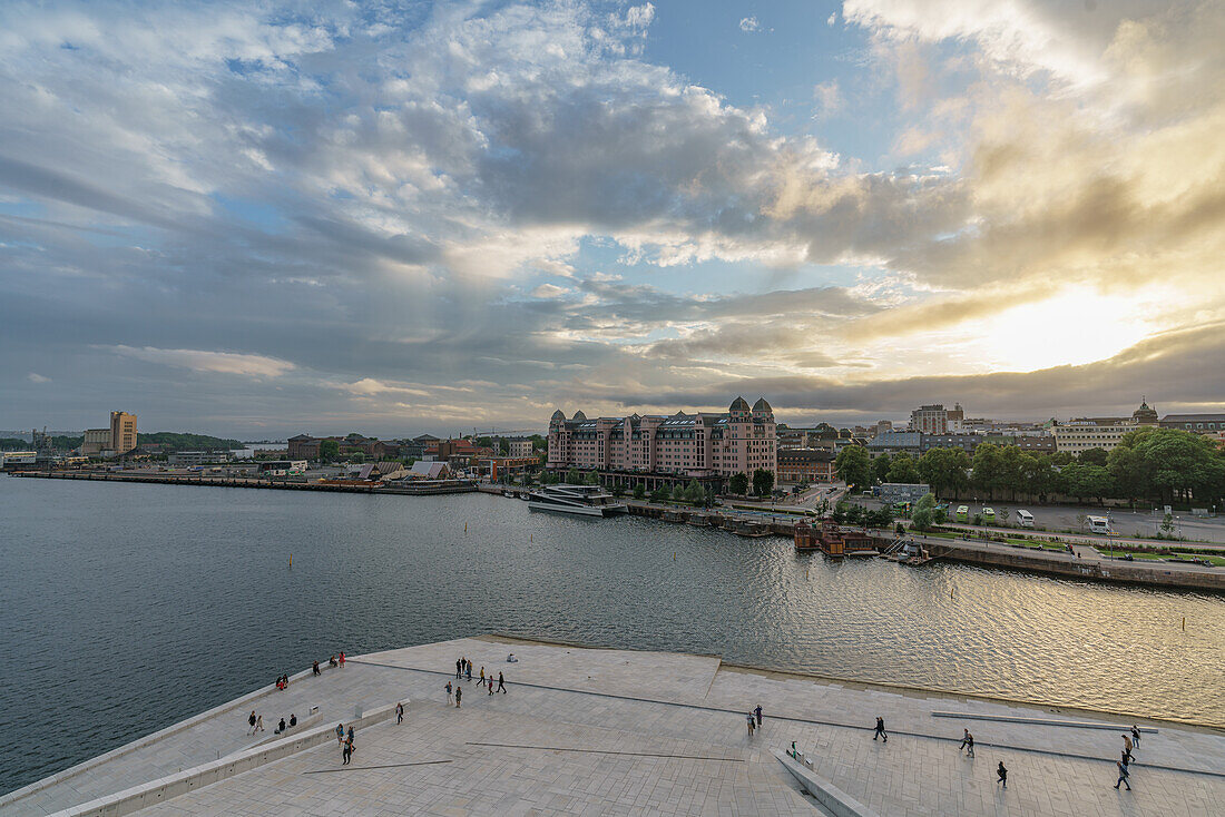 Ausblick vom Dach des Opernhauses während des Sonnenunterganges in Oslo, Norwegen.