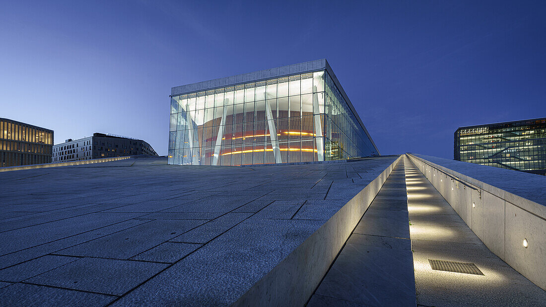 Das beleuchtete Opernhaus zur blauen Stunde in in Oslo, Norwegen.