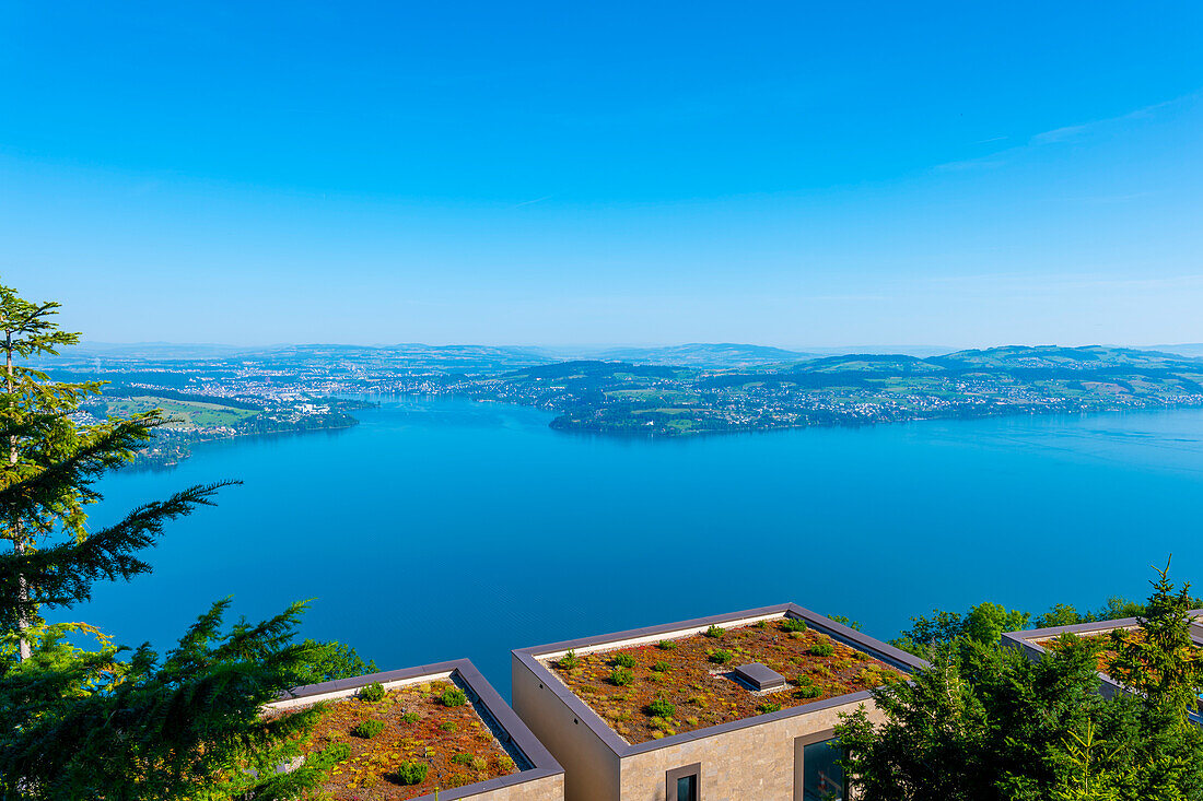 Blick über den Vierwaldstättersee und die Berge in Bürgenstock, Nidwalden, Schweiz.