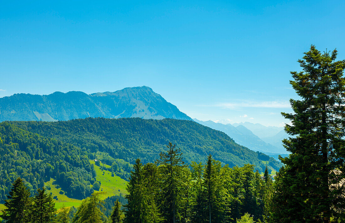 Bergkette mit klarem blauen Himmel in Bürgenstock, Nidwalden, Schweiz.