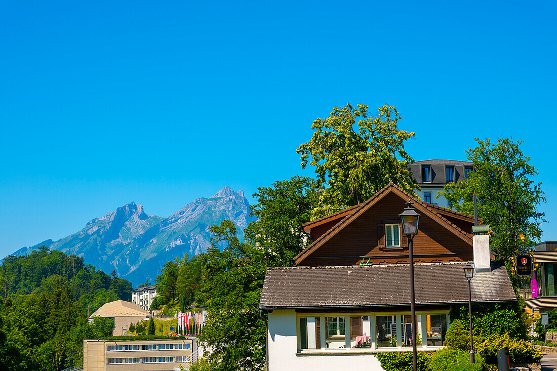 Hotel und Berggipfel Pilatus mit klarem blauen Himmel in Bürgenstock, Nidwalden, Schweiz.