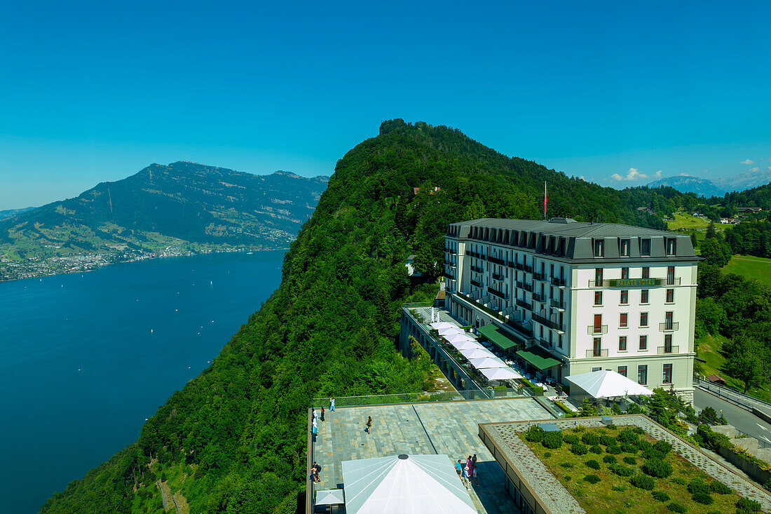 Hotel Five Stars Palace in Bürgenstock Resort über dem Vierwaldstättersee und den Bergen bei Sonnenschein in Bürgenstock, Nidwalden, Schweiz.