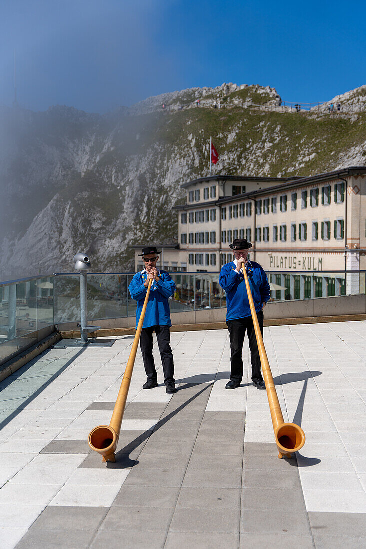 Alphornbläser am Bergbahnhof Pilatus-Kulm, Schweizer Alpen, Kanton Luzern, Schweiz