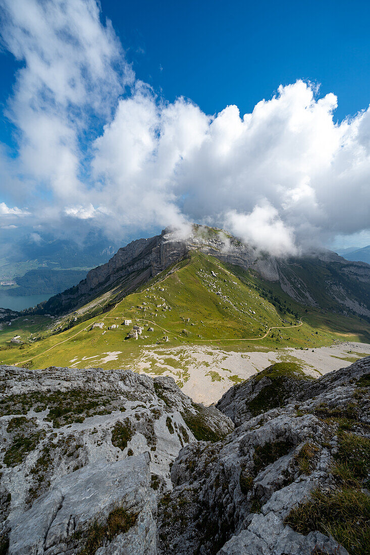 Blick auf das Matthorn mit Gipfelkreuz, Schweizer Alpen, Kanton Luzern, Schweiz