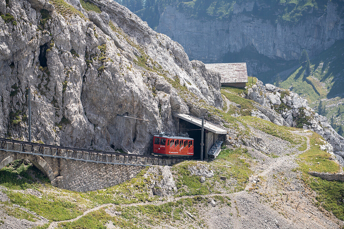 Zahnradbahn auf der Strecke zwischen Alpnach und Pilatus-Kulm, Schweizer Alpen, Kanton Luzern, Schweiz