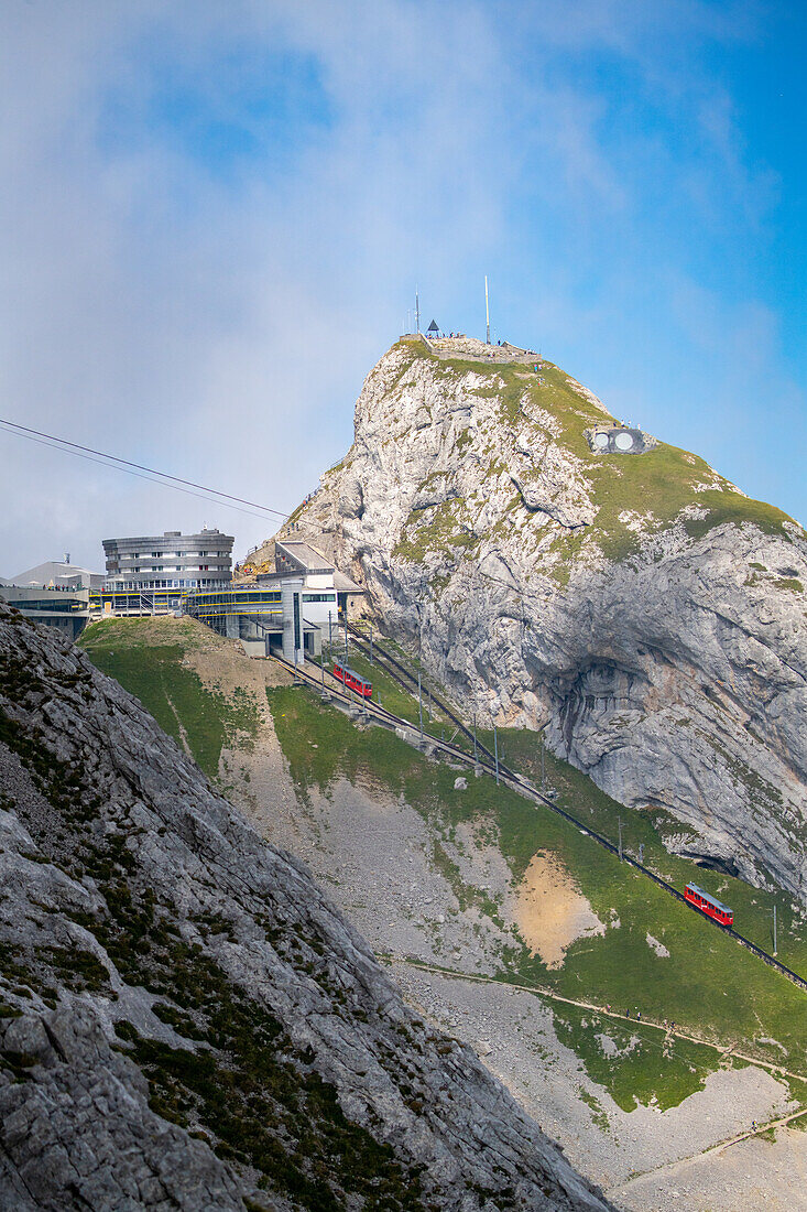 Bergstation Pilatus-Kulm mit Zahnradbahn, Schweizer Alpen, Kanton Luzern, Schweiz