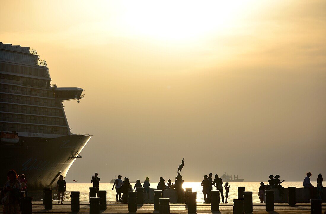 Kreuzfahrtschiff an der Meerespromenade Riva, Triest, Friaul, Nord-Italien