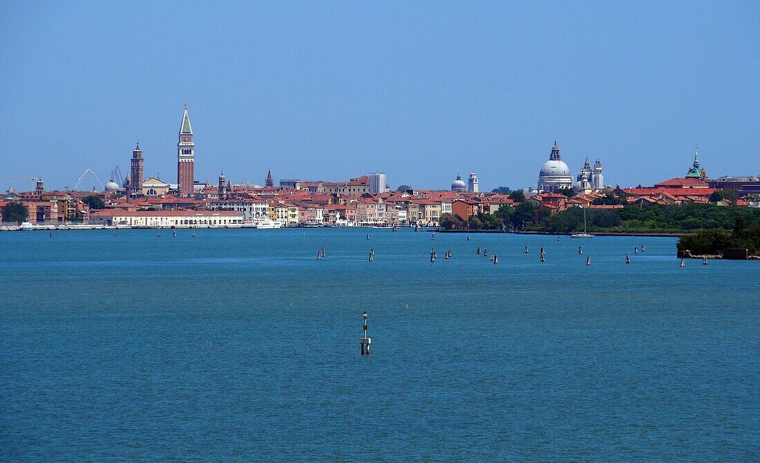 Ansicht von Venedig und Lagune vom Schiff, Venedig, Italien
