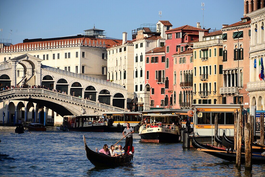 Gondoliere an der Rialtobrücke, Canale Grande, Venedig, Italien