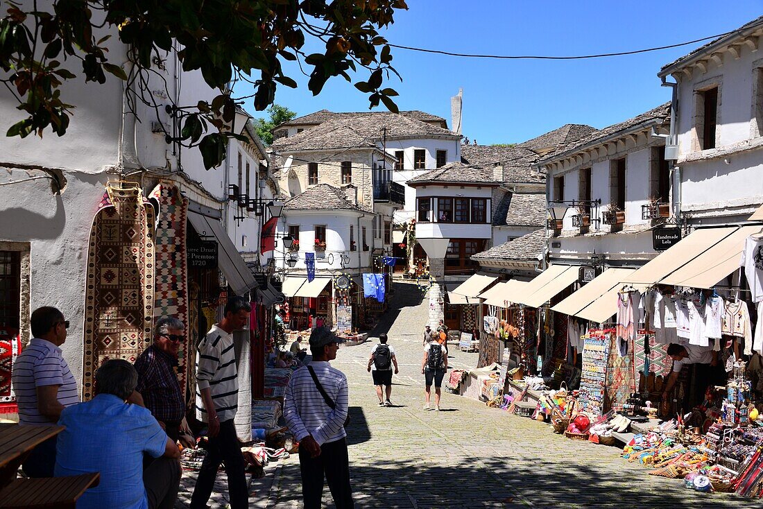 Gassen in der unteren Altstadt von Gjirokaster, Süd-Albanien
