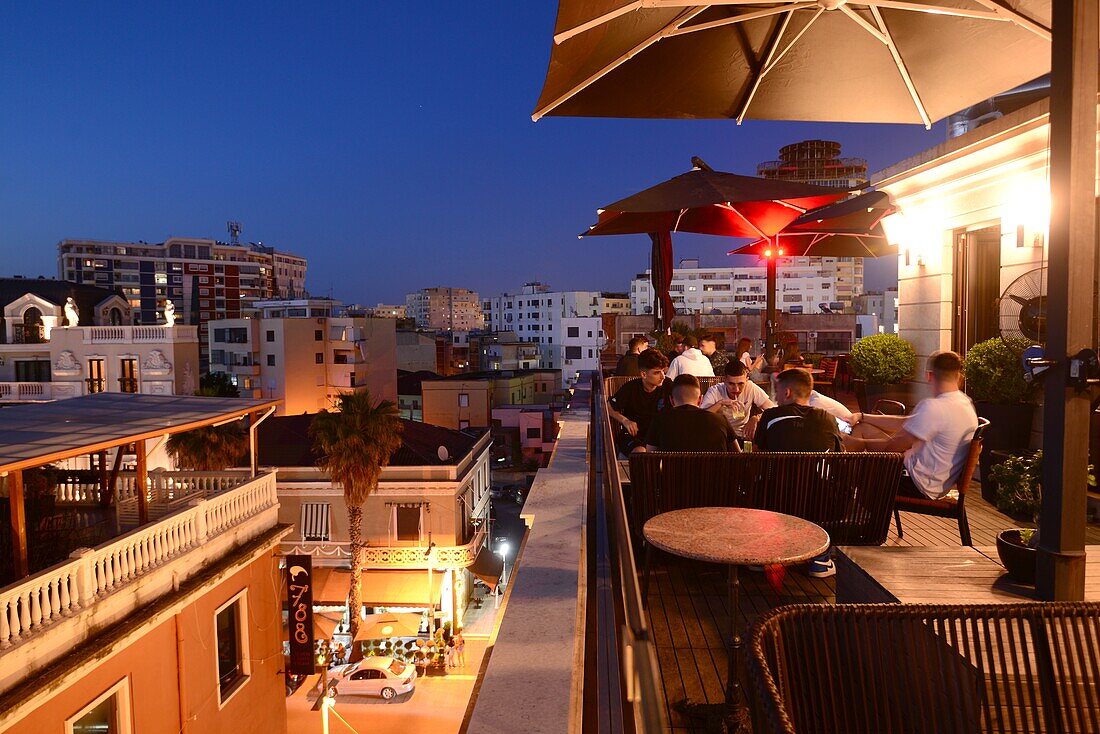 Roof-Bar in der Hafenstadt Durres, Albanien