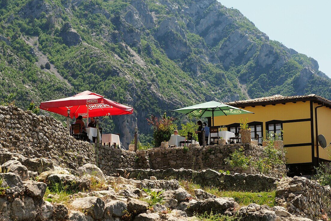 Restaurant in der Festung in Kruje, Albanien