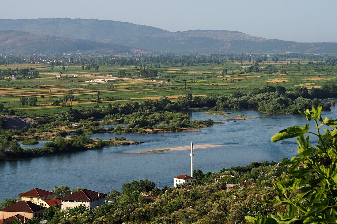 Landschaft mit Moschee am Buna-Fluß bei Shkoder, Nord-Albanien