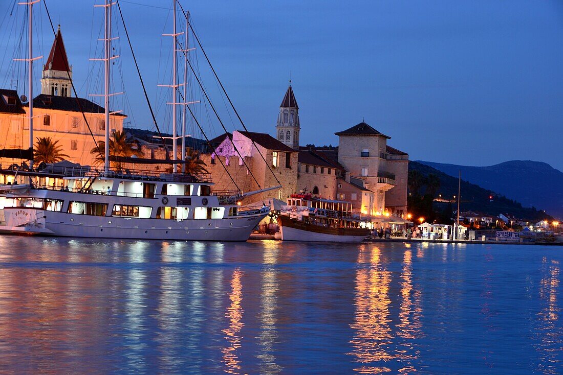 Abendlicher Blick auf Trogir, Mittel-Dalmatien, Kroatische Adriaküste, Kroatien
