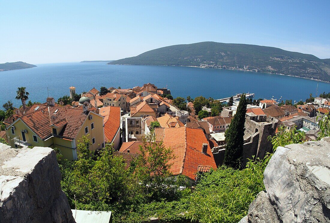 Blick von der Kanli Kula-Festung mit antikem Theater, Herceg Novi, Montenegro