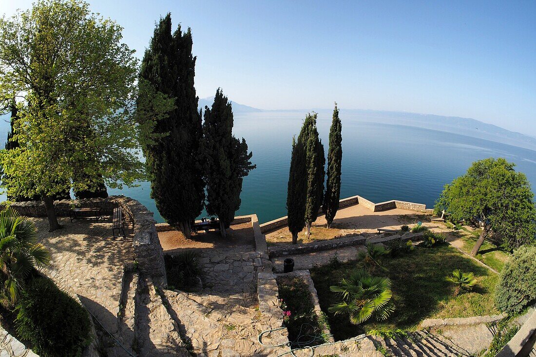 An der Jovan-Kirche in Ohrid am Ohridsee, Nordmazedonien