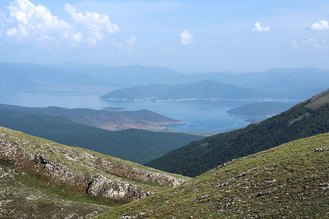 Blick auf Prespa-See, Wanderung im Galicica Nationalpark über dem Ohridsee, Nordmazedonien
