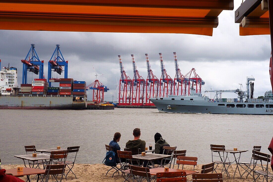 Blick von der Strandperle am Elbstrand bei Övelgönne über die Elbe zum Hafen, Hamburg, Deutschland