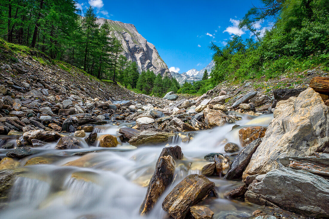 Wildromatischer Bergbach in Osttirol, Österreich, Europa