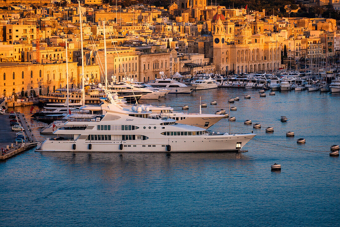 Blick auf den abendlichen Hafen von Kalkara, Valletta, Malta, Europa