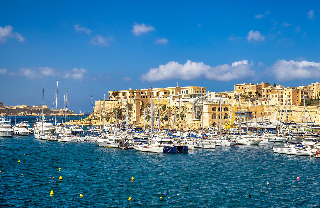 Blick von Vittoriosa auf die malerische kleine Stadt Kalkara, Malta, Mittelmeer, Europa                            